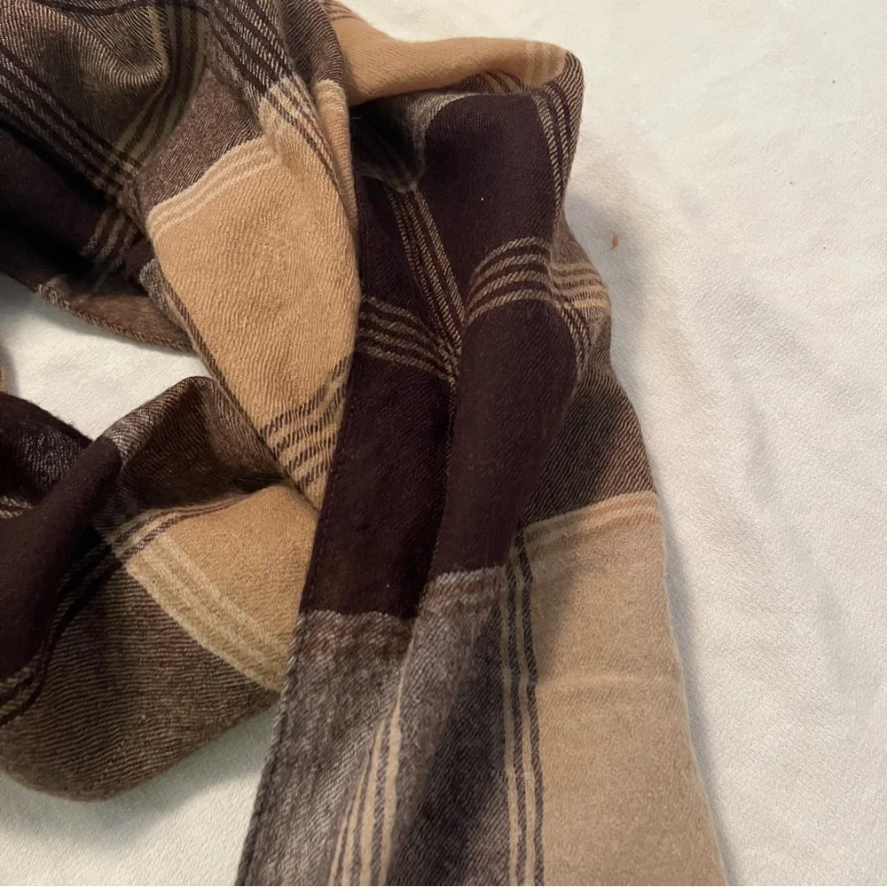 Liz Claiborne unisex 100% wool scarf.